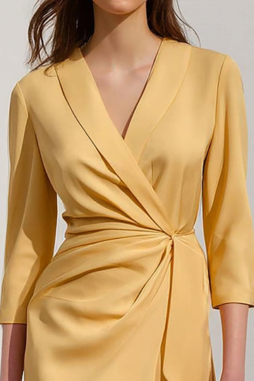 Robe de travail gainée froncée à revers châle jaune à manches 3/4
